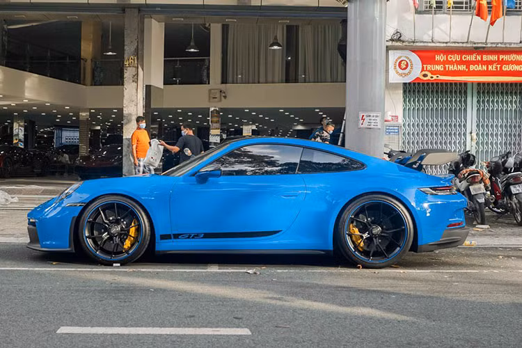 Porsche 911 GT3 thế hệ 992 sở hữu khối động cơ 6 xi-lanh, dung tích 4.0 lít, hút khí tự nhiên, sản sinh công suất tối đa 503 mã lực tại vòng tua máy 8.400 vòng/phút và mô-men xoắn cực đại 470 Nm tại tua máy 6.100 vòng/phút của xe sẽ chỉ mất 3,4 giây để tăng tốc từ vị trí xuất phát lên 100 km/h, nhanh hơn 0,5 giây so với bản số sàn.