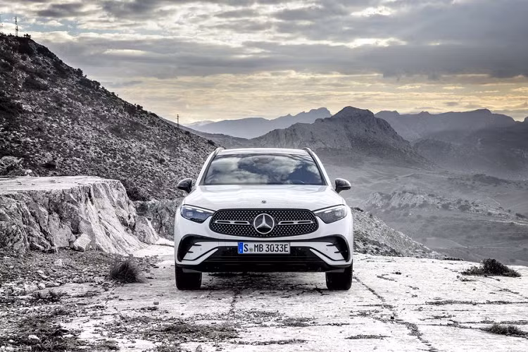 Thiết kế ngoại thất của GLC 2023 không có quá nhiều thay đổi so với thế hệ trước. Cụm đèn pha mang thiết kế mới hiện đại hơn, lưới tản nhiệt và hốc gió bên dưới cũng được tinh chỉnh lại. Khoang cabin GLC 2023 mang phong cách sang trọng và hiện đại, lấy cảm hứng từ S-Class mới.