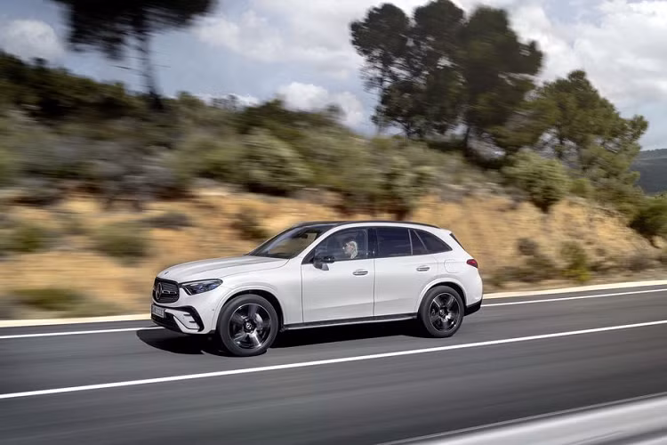 Mercedes-Benz GLC thế hệ mới ra mắt vào tháng 6/2022 với những thay đổi đáng chú ý về mặt trang bị vận hành. Cụ thể, tất cả các phiên bản đều sử dụng động cơ hybrid. Trong đó, bản GLC 200 4Matic có công suất 227 mã lực, mô-men xoắn 520 Nm, bản GLC 300 4Matic mạnh 281 mã lực, mô-men xoắn 600 Nm.