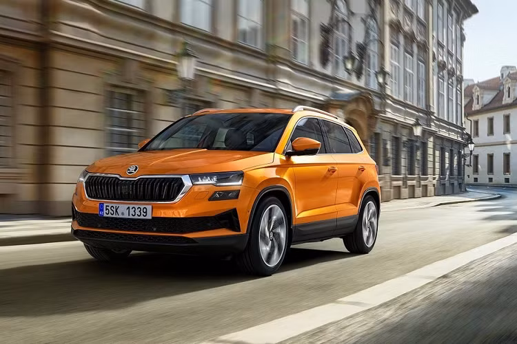 Trong 4 mẫu xe Skoda bán tại Việt Nam trong năm nay thì Kodiaq là mẫu xe lớn nhất, thuộc phân khúc SUV/Crossover hạng C+/D- dùng chung khung gầm với Tiguan Allspace. 2 mẫu xe này có kích thước nhỏ hơn một chút so với Hyundai Santafe và KIA Sorento cùng chiều dài cơ sở cũng ngắn hơn.