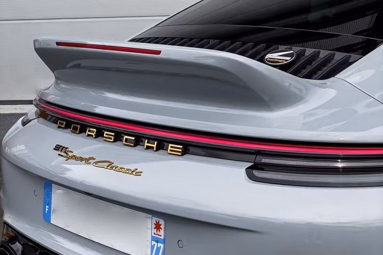Ở thị trường nước ngoài, Porsche 911 Sport Classic 2023 cũng tăng giá bán mạnh, thậm chí có 1 đại lý còn yêu cầu khách hàng phải chịu mức phí "bôi trơn" tận 5,8 tỷ đồng, gần bằng giá bán công bố của hãng.