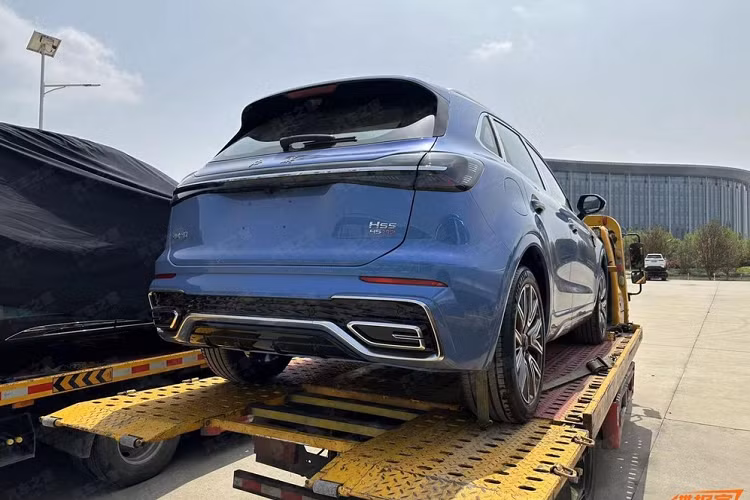Đồng thời, chiếc xe Hồng Kỳ HS5 bản nâng cấp giữa vòng đời cũng áp dụng thiết kế cụm đèn pha tách rời, với đèn LED chiếu sáng ban ngày phía trên, còn đèn chiếu xa và chiếu gần phía dưới kết hợp với đó là các viền xung quanh mạ crôm.