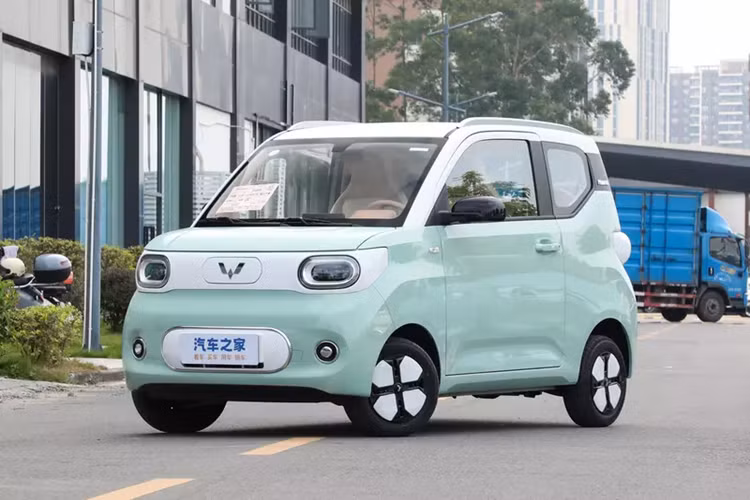 Điều đáng nói là túi khí đã được bổ sung cho ghế phụ. Hơn nữa, nội thất áp dụng cách bố trí bốn chỗ ngồi. Hàng ghế sau có thể gập xuống để tăng thể tích cốp xe lên 734 lít, có thể chứa một vali 32 inch, một vali 28 inch và hai vali 24 inch.