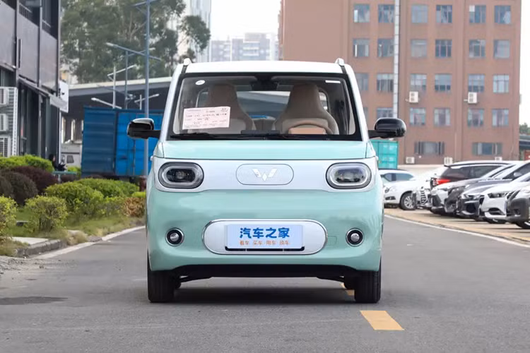 Điểm khác biệt của 2 chiếc xe Wuling Hongguang Mini EV Macaron 2024 mới ra mắt ngoài giá bán, tầm hoạt động còn ở việc, bản rẻ hơn không tích hợp việc sạc nhanh, vì thế, nhiều người tin rằng, Wuling Hongguang Mini EV Macaron 2024 bản 175 km là "chim mồi" để hãng bán được nhiều hơn bản cao cấp.