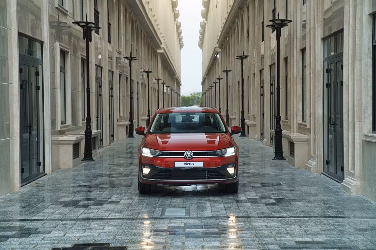 Chính giữa lưới tản nhiệt của chiếc xe sedan Volkswagen Virtus 2023 tại Việt Nam sẽ là logo VW ấn tượng nối dài với đèn pha và đèn ban ngày LED có chức năng tự động bật tắt, điều chỉnh khoảng sáng, coming home/leaving home (phiên bản Luxury).