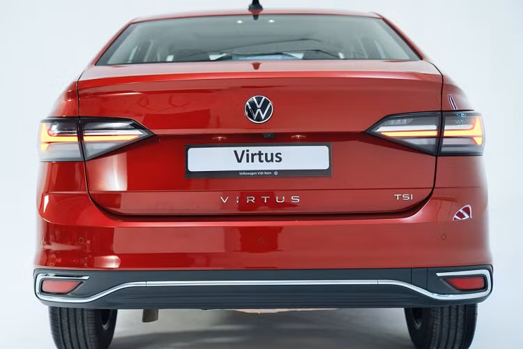 Virtus có trang bị an toàn cơ bản như phanh ABS/EBD, hệ thống cân bằng điện tử, hỗ trợ khởi hành ngang dốc, cảm biến đỗ xe phía sau, cảnh báo áp suất lốp, 6 túi khí. Bên cạnh đó là còn các tính năng nổi bật như: Hỗ trợ trả lái thông minh DSR, kiểm soát lực kéo EDTC và khoá vi sai điện tử EDL... Mức giá xe Volkswagen Virtus tại Việt Nam với 2 phiên bản lần lượt là 949 triệu đồng và 1,069 tỷ đồng.
