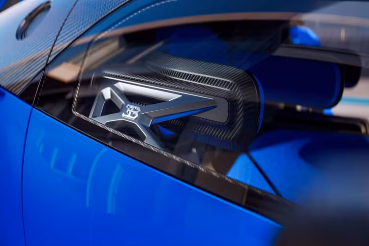 Chưa hết, Bugatti Bolide còn phải trải qua bài thử lật xe với tải trọng lên tới 12 tấn được đặt lên cột B. Mặc dù phải trải qua rất nhiều “cửa ải” nhưng bộ khung của Bolide thậm chí không có một vết nứt và nó vượt qua các bài đánh giá khác một cách xuất sắc.
