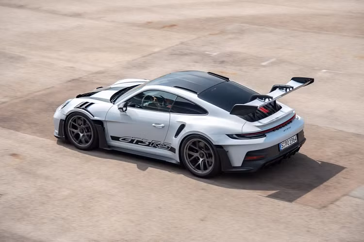 Nhằm làm mát nhanh khoang động cơ, Porsche bổ sung 2 khe thoát gió chuyên dụng trên nắp khoang động cơ. Để làm được điều này, hãng xe đã phải hy sinh không gian khoang hành lý trên 911 GT3 RS. Ở phía trước, 911 GT3 RS được áp dụng cấu hình bộ tản nhiệt trung tâm từ các dòng xe đua 911 RSR hay 911 GT3 R, thay vì sử dụng thiết kế 3 bộ tản nhiệt riêng biệt như các mẫu 911 khác.