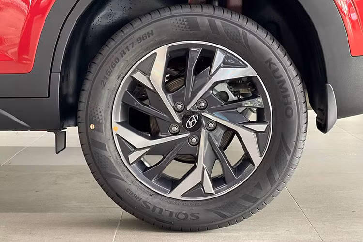 Bên cạnh đó là gói tính năng an toàn chủ động Hyundai Smart Sense, bao gồm hệ thống hỗ trợ phòng tránh va chạm trước FCA, hỗ trợ phòng tránh va chạm điểm mù BCA, hỗ trợ giữ làn đường LFA và hỗ trợ phòng tránh va chạm phía sau RCCA.