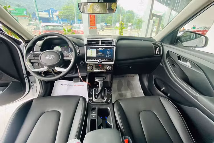 Quay trở lại thị trường Việt Nam vào năm 2022 sau nhiều năm vắng bóng, Hyundai Creta thế hệ mới đã nhanh chóng gây được ấn tượng với khách hàng trong nước bằng thiết kế ngoại thất thể thao, cá tính và nội thất nhiều trang bị tiện nghi.