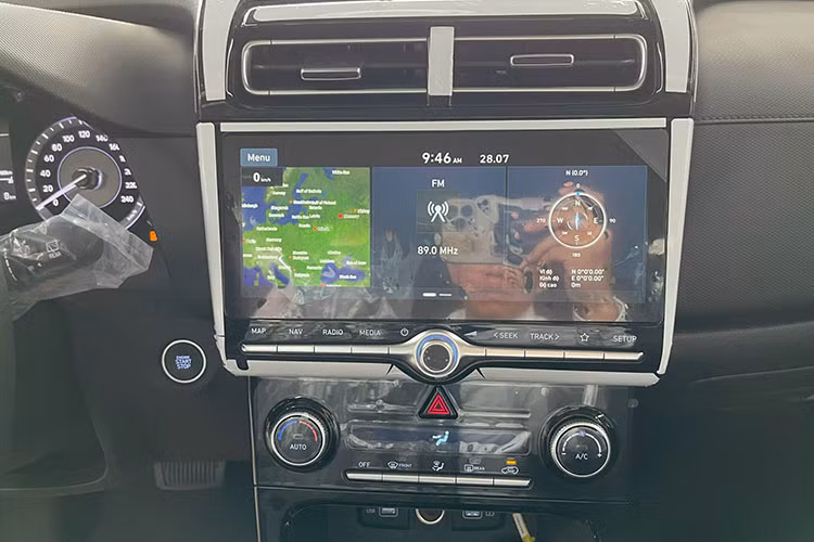 Có thể kể đến một số trang bị đáng chú ý của mẫu SUV cỡ B này như ghế bọc da, có tính năng sưởi/làm mát, bảng đồng hồ kỹ thuật số 10,25 inch, màn hình giải trí 10,25 inch, kết nối Apple Carplay/Android Auto, hệ thống âm thanh 8 loa...