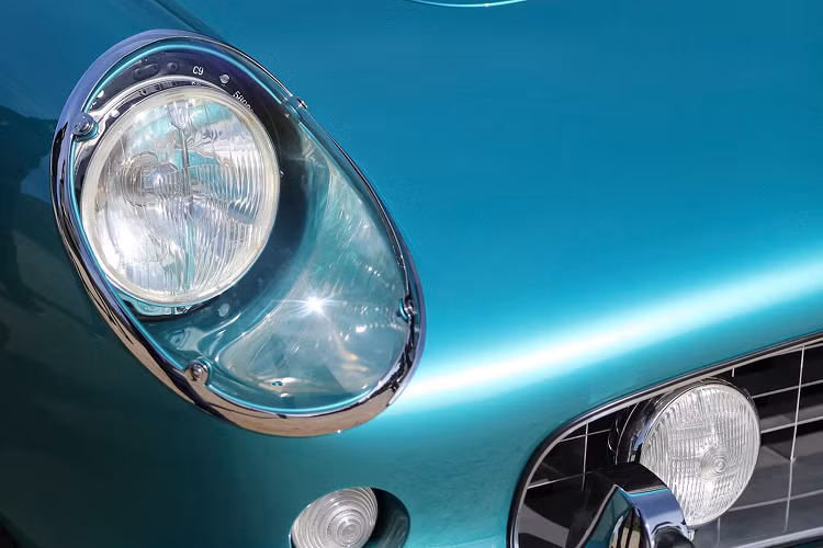 Azzurro Metallizzato California Spider có số khung 3099 và được trang bị động cơ V12 3.0 lít nguyên bản của Ferrari với hộp số sàn 4 cấp nhưng được trang bị bộ chế hòa khí lớn hơn và bánh xe Borani có kích thước lớn hơn. Giá bán của mẫu xe này đạt gần bằng mức kỷ lục của một chiếc California Spider là 18,5 triệu USD đã từng được bán thành công trước đây.