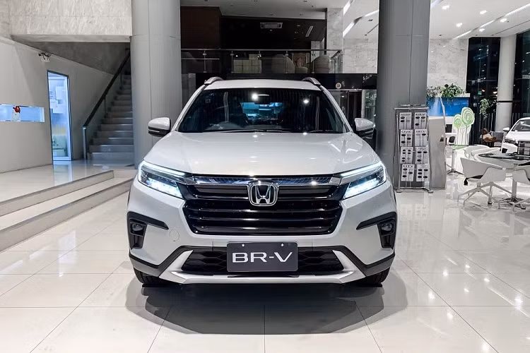 Hiện các đại lý đã chính thức mở cọc dành cho mẫu MPV cỡ nhỏ này. Theo nhân viên tư vấn bán hàng tại đại lý, Honda BR-V 2023 ở Việt Nam sẽ có 2 phiên bản là G và L. Cả hai phiên bản này đều được trang bị động cơ xăng 4 xi-lanh, dung tích 1.5L, sản sinh công suất tối đa 121 mã lực và mô-men xoắn cực đại 145 Nm.