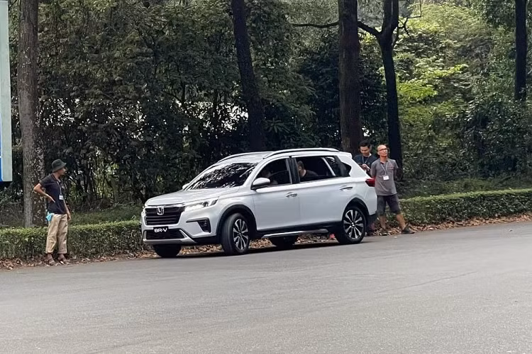Theo thông tin từ một số đại lý, Honda BR-V 2023 tại Việt Nam sẽ chính thức ra mắt vào khoảng tháng 7 năm nay. Trước thời điểm đó, mẫu MPV cỡ nhỏ này đã bất ngờ lộ diện trên đường phố Việt Nam.