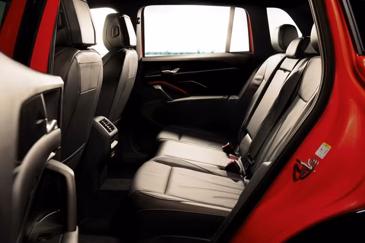 Ở 2 phiên bản PHEV, xe có thể chạy 100 km mà không cần dùng động cơ xăng nhờ cụm pin 19,7 kWh. Xe có thể dùng sạc chậm AC hoặc sạc nhanh DC 50 kW. Thời gian tăng dung lượng pin từ 10-80% bằng sạc nhanh là 25 phút. Tiếp theo đó là 2 hệ truyền động mild hybrid với động cơ xăng 4 xi-lanh, dung tích 1.5L.