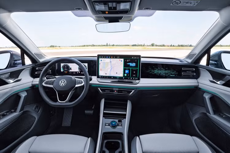 Tương tự ngoại thất, nội thất của Volkswagen Tiguan 2024 cũng được thổi làn gió mới theo phong cách hiện đại và công nghệ cao hơn. Theo xu hướng chung của ngành công nghiệp ô tô, Volkswagen đã trang bị màn hình cảm ứng trung tâm cỡ lớn (15 inch) và đặt nổi trên mặt táp-lô cho mẫu SUV cỡ C này. Sự xuất hiện của màn hình này khiến phần lớn các phím cơ học của xe bị loại bỏ.