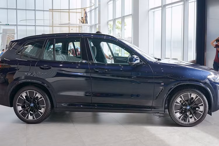 Mức giá xe BMW ix3 2023 được bán chính hãng tại Việt Nam bởi Thaco thuộc phiên bản M Sport có giá công bố 3,499 tỷ đồng. Tại Việt Nam, khi sở hữu các mẫu xe BMW i khách hàng sẽ được tặng kèm hộp sạc gắn tường (WallBox) và dây sạc chính hãng (flexible charger), BMW cũng sẽ hỗ trợ chi phí lắp đặt cho khách hàng khi mua xe.