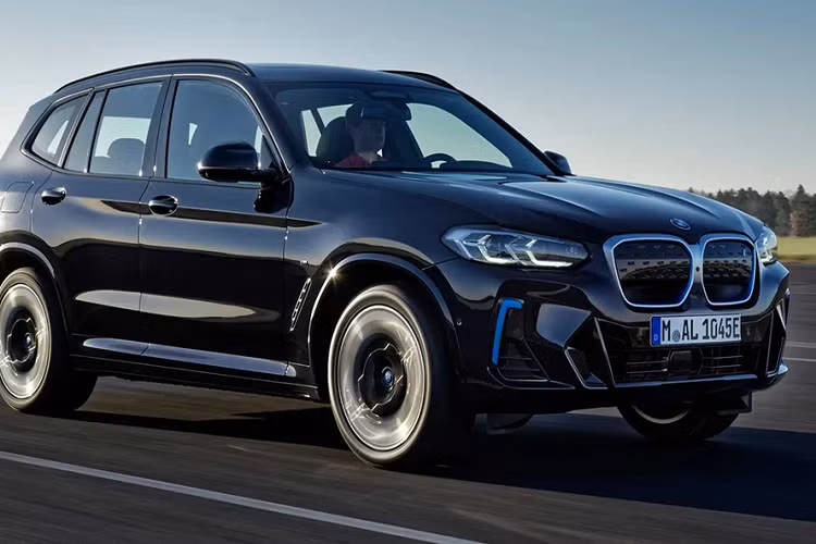 Xe được trang bị mâm khí động học M 20 inch, kiểu 890 M Bicolour. Thiết kế tổng thể giúp BMW iX3 tối ưu tính khí động học của xe với hệ số cản gió thấp (Cd: 0,29), điều này có tác động tích cực đến khả năng vận hành của xe, đặc biệt là một mẫu xe chạy điện.