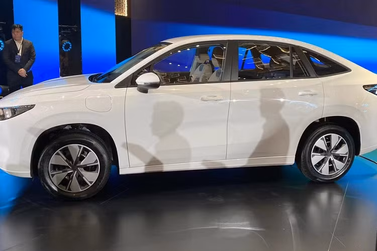 Như vậy, gia đình của Geely vừa mới bổ sung thêm 1 thành viên mới là thương hiệu Cao Cao, chuyên tập trung vào phân khúc xe công nghệ và taxi, gọi chung là xe dịch vụ. Đáng chú ý là chiếc xe Cao Cao 60 mới ra mắt có thời gian thay thế pin chỉ mất 1 phút, khá nhanh gọn so với các đối thủ khác thường mất trên 3 phút.
