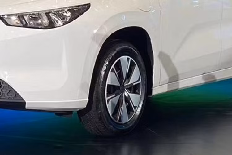 Đằng sau xe có đèn hậu kiểu xuyên thấu cũng đang là xu hướng thịnh hành hiện nay, điểm nhấn có dải trang trí màu xanh lá cây trông rất cá tính, thể hiện đây là mẫu xe điện, thân thiện với môi trường.