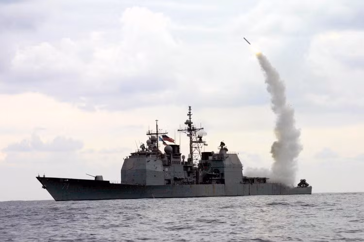 Việc xuất hiện trên biển Địa Trung Hải của khu trục hạm USS Ross và hải trình đi về phía Đông của con tàu khiến các chuyên gia cho rằng hạm đội Mỹ đã sẵn sàng phóng tên lửa Tomahawk qua vùng trời căn cứ quân sự Nga ở Syria.