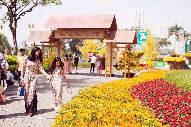 Đây là dịp hiếm hoi, Đinh Y Nhung thuyết phục được cô công chúa nhỏ cùng thực hiện bộ ảnh chung. Ivy năm nay 10 tuổi sở hữu nhiều nét đẹp của mẹ nhưng lại khá nhút nhát trước ống kính.