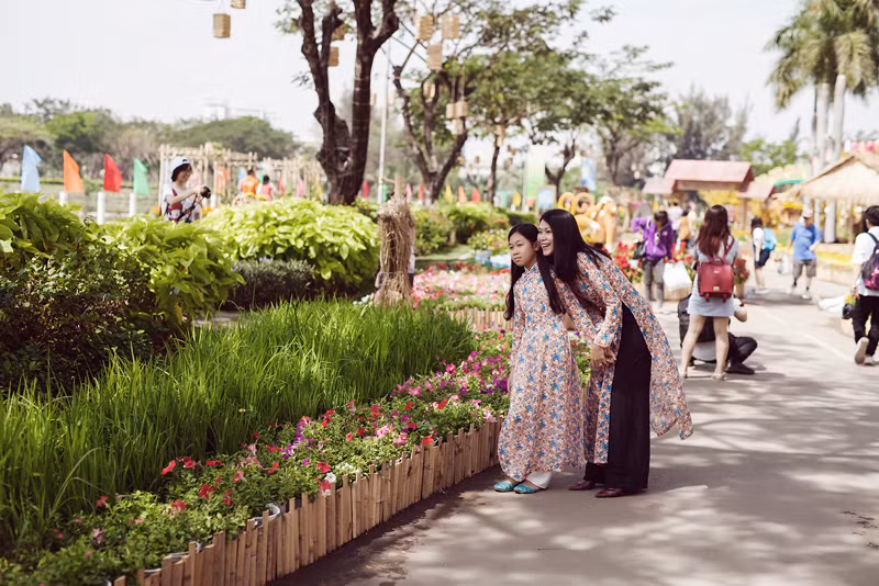 Đinh Y Nhung và con gái thân thiết như hai người bạn.