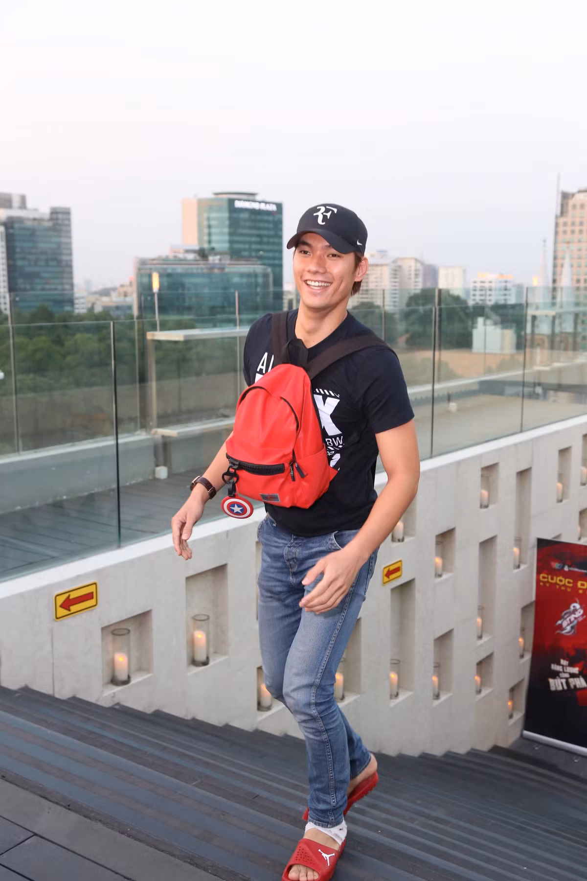 Nhan phúc Vinh tái xuất với màu áo đỏ cùng bạn đồng hành mới, nữ hoàng quần vợt Thùy Dung.