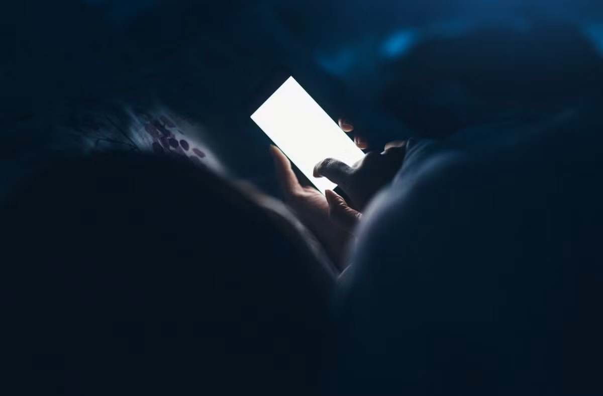 Thiết bị công nghệ khiến da bạn sạm đi và mệt mỏi vào sáng hôm sau. Thật khó khăn để cưỡng lại sức hút của máy tính bảng hay điện thoại thông minh trước khi đi ngủ, nhưng ánh sáng từ những thiết bị này chính là nguyên nhân gây hại cho da bạn. Thậm chí việc say mê lướt web khiến bạn mất ngủ, nguyên nhân chính khiến da bị lão hóa.