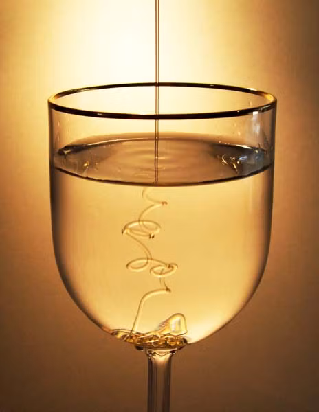 Mật ong pha nước ấm. Uống thức uống này vào buổi sáng giúp bạn cảm thấy no nhanh hơn, bạn sẽ nạp ít thức ăn lại và cân nặng cũng bắt đầu giảm. Đồng thời, nước ấm pha mật ong buổi sáng cũng mang đến cho bạn nguồn năng lượng dồi dào cả một ngày dài.
