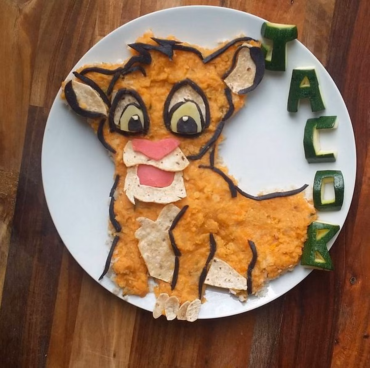 Chú sư tử Simba được làm chủ yếu từ cơm.