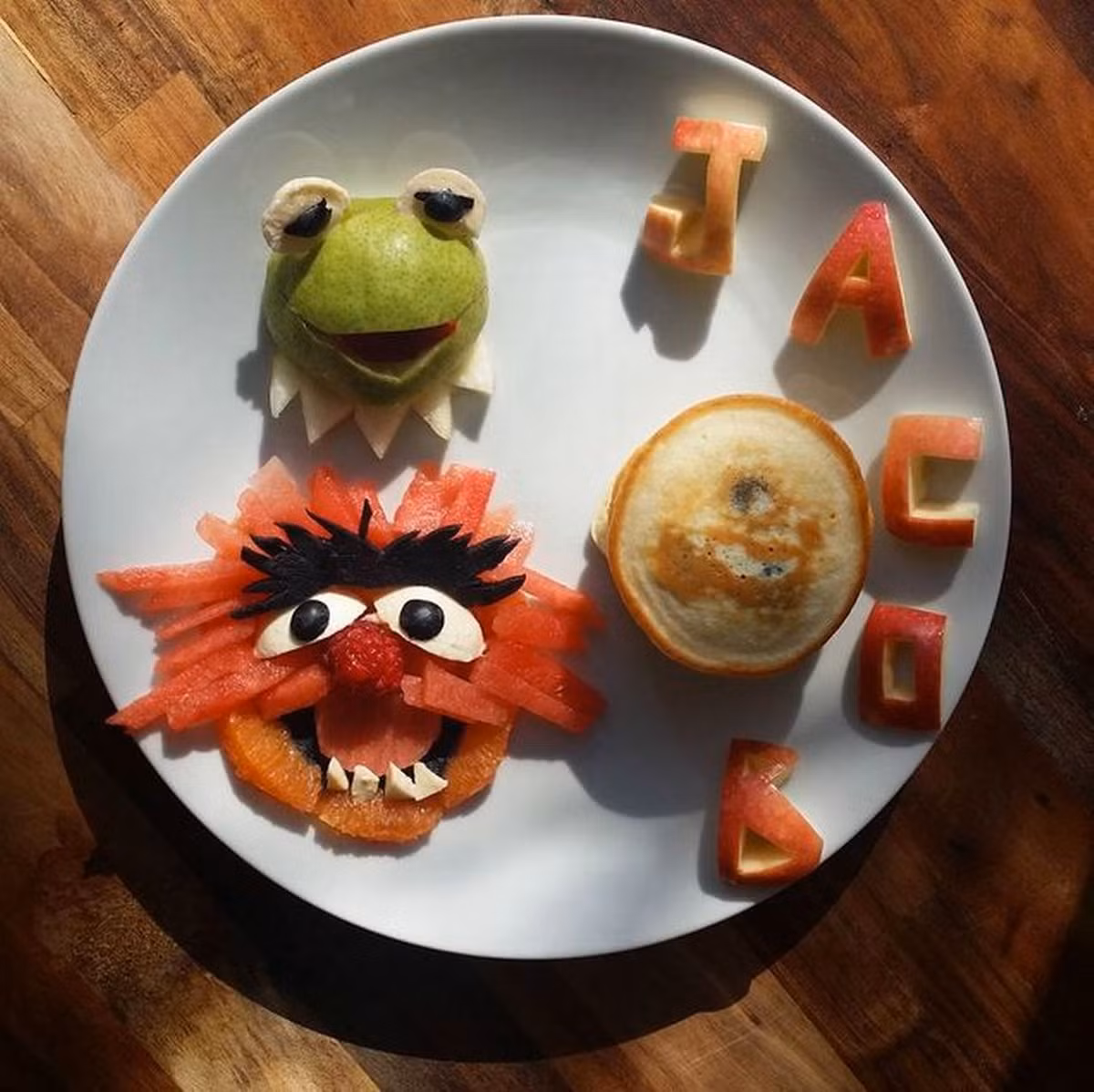 Món "Con ếch Kermit" lành mạnh được làm khéo léo từ trái cây kèm theo một chiếc bánh pancakes