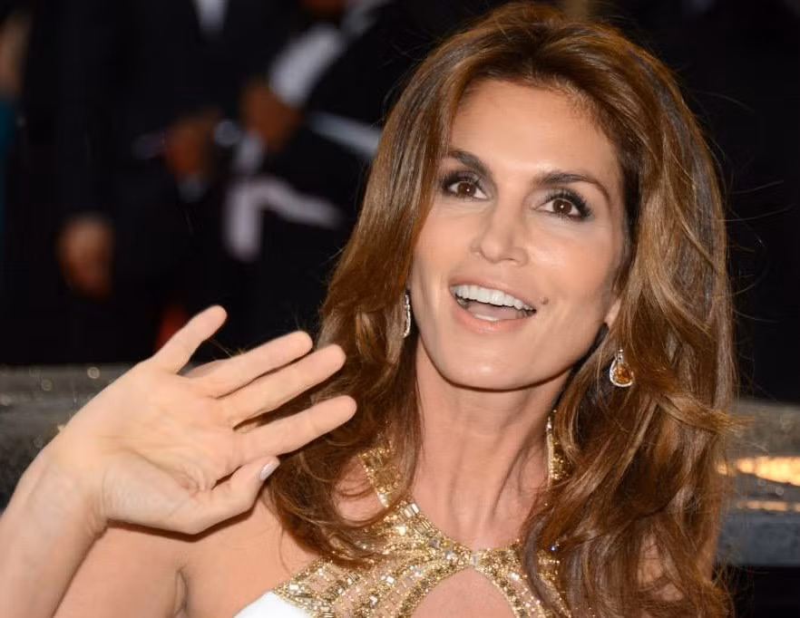 Cindy Crawford - 49 tuổi. Cindy cho biết để giữ được làn da và vóc dáng tươi trẻ cô phải tuân theo những chế độ nghiêm ngặt: "Có được kết quả này đều do tích lũy mà thành. Khi bước sang tuổi 35 tuổi, tôi mới bắt đầu chăm sóc làn da của mình, lúc đấy bạn sẽ không thấy điều gì khác biệt cả nhưng đến độ tuổi của tôi bạn mới có thể bắt đầu nhận ra phần thưởng do nỗ lực của mình trước đó".