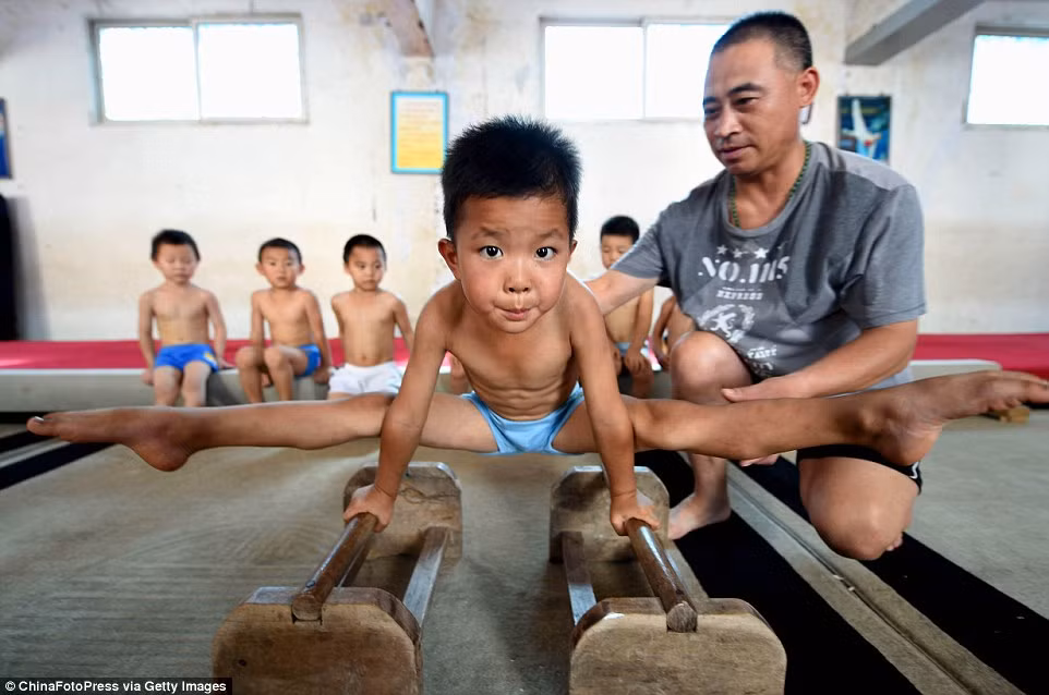 Các bậc cha mẹ tin rằng kiểu huấn luyện này không chỉ có lợi cho con cái họ về thể chất mà còn gia tăng sức mạnh ý chí của chúng, theo China News Service.
