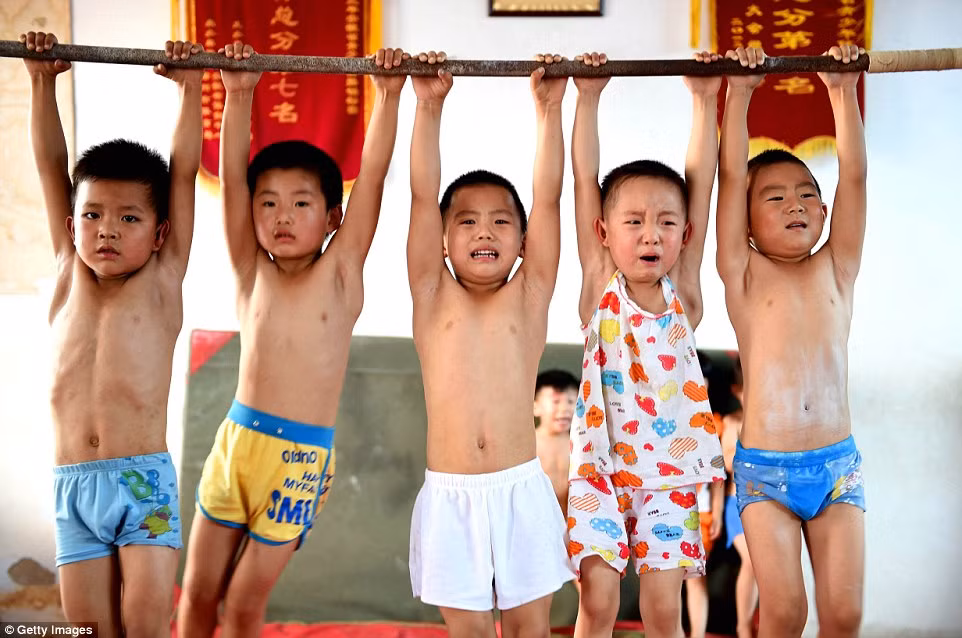 Những đứa trẻ được huấn luyện các bài tập thể dục dụng cụ, cách làm thể nào để vượt qua các rào cản, cụ thể là các bài tập treo trên thanh ngang, uốn nắn cơ thể theo nhiều hình dnagj khác nhau và tập những bài tập căng thẳng đòi hỏi sức lực tay lớn.