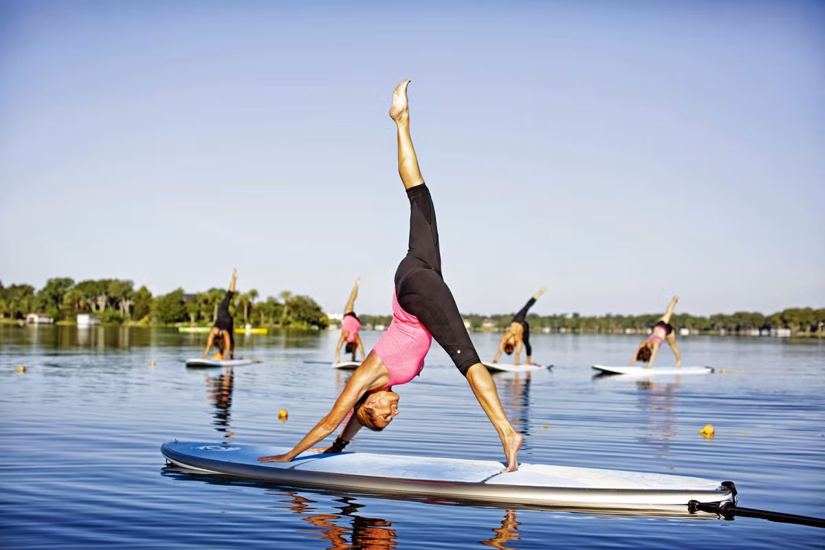 Nếu bạn bắt đầu cảm thấy thành thục và xuất sắc ở những lớp yoga bình thường, thì đó là lúc bạn nên thử tư thế này với SUP Yoga.