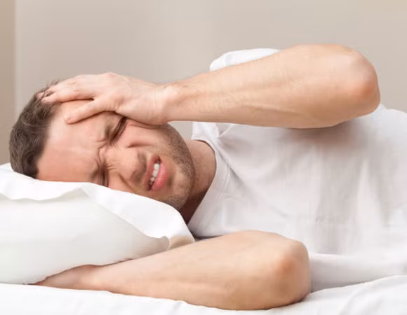 Đau nhức đầu vào buổi sáng. Rối loạn hô hấp khi ngủ (SBD) là tình trạng bị ngáy khi ngủ hay hội chứng ngưng thở khi ngủ (OSA). Mặc dù hầu hết chúng ta không nhận ra, ngáy ngủ có thể là một lí do khiến nhức đầu thường xuyên vào buổi sáng. Theo các chuyên gia, chứng ngưng thể có thể khiến cơ thể bạn thiêu oxy khi ngủ, từ đó dẫn đến tình trạng đau đầu khi ngủ dậy.