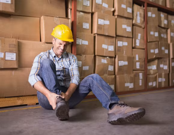Dễ bị tai nạn lao động. Theo chuyên gia, khi bạn đang ngủ, đường hô hấp đóng khiến bộ não buộc phải điều khiển để hơi thởi duy trì đều đặn. Khi thành cổ họng co thắt, ép phần trên của khí quản, cơ thể ngừng thở từ vài giây đến một phút. Người đang ngủ sẽ giật mình tỉnh giấc. Bệnh nhân OSA không được điều trị ảnh hưởng đến hiệu quả làm việc, có nguy cơ gặp tai nạn lao động và giao thông nhiều hơn.
