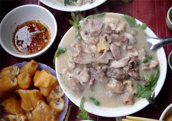 Cháo lòng Lạc Long Quân. Bát cháo ở đây khá đầy đặn, với lòng non, dạ dày, dồi. Màu cháo nâu ngon lành, hương thơm quyến rũ đặc trưng, có được nhờ nồi nước dùng thơm ngọt, ninh từ xương lợn và tràng, dạ dày, gan và tiết. Ăn kèm với một chút rau răm, mùi tàu, rau ngổ xanh xanh và chút ớt bột đỏ là vừa đẹp mắt, vừa ngon miệng.