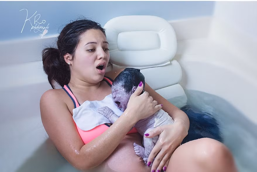 Khi nghe thấy tiếng khóc của con, người mẹ như thở phào, nhẹ nhõm cùng với niềm vui mừng khôn xiết.