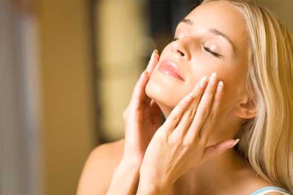 Kem chống lão hóa. Kem chống lão hóa là sản phẩm làm đẹp sẽ tăng sức đề kháng, cung cấp các chất dinh dưỡng thiết yếu, giúp da đẩy lùi các dấu hiệu lão hóa sớm nhất như khô da, lỗ chân lông to… Nhiều chuyên gia cho rằng, nên dùng kem dưỡng chống lão hóa trong công cuộc làm đẹp tuổi 25. Và ở độ tuổi này, bạn nên chọn loại kem chống lão hóa có thêm thành phần chống nắng và chống oxy hóa để có làn da khỏe mạnh, mịn và tươi trẻ.
