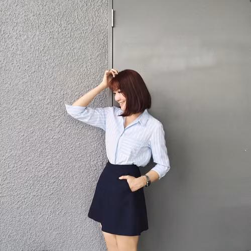 Bạn nên chọn áo sơ mi trơn màu, nếu là họa tiết thì kẻ sọc hay ô vuông sẽ phù hợp hơn. Về màu sắc, nên ưu ái cho các tone màu mát mắt mùa hè như trắng, xanh baby, hồng nude...
