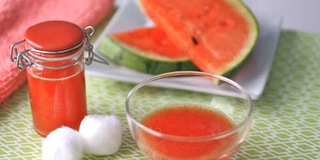 Dưa hấu ngăn ngừa tia UV gây hại da. Loại quả mùa hè này chứa nhiều lycopene, hợp chất chống oxy hóa giúp ngăn chặn tia UV gây hại cho da. Dưỡng chất này tương đương với lượng kem chống nắng SPF 3.