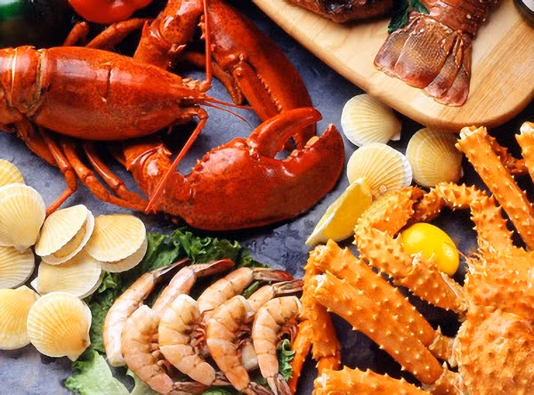 Tôm hùm. Kẽm trong tôm hùm và những loại hải sản có vỏ khác có đặc tính chống viêm, giúp giải quyết hàng loạt các vấn đề phiền toái về da như mụn trứng cá, mẩn đỏ. Thực tế, nhiều nghiên cứu cho thấy rằng những người bị mụn trứng cá có mức độ kẽm thấp hơn so với những người có làn da mịn màng.
