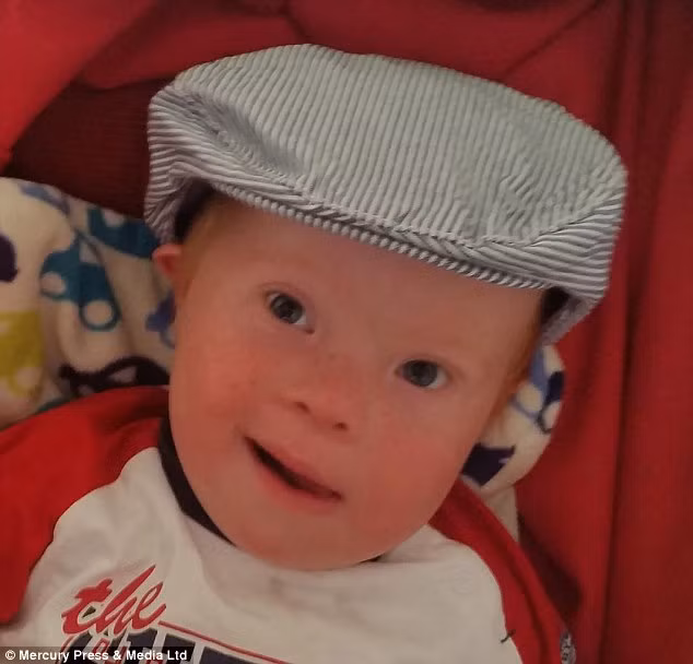 "Jack có nụ cười tươi và hóm hỉnh. Bé rất táo bạo và thích khoe hàm răng trắng như ngọc trai của mình", mẹ bé chia sẻ.