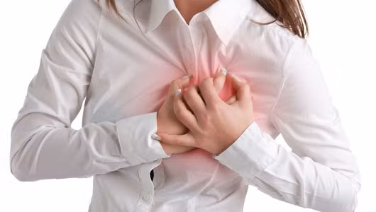 Bệnh tim mạch: tăng huyết áp, suy tim... Các bệnh làm tăng áp lực tiểu tuần hoàn. Ví dụ xẹp van hai lá, suy tim trái do cao huyết áp: người bệnh ho ra máu kèm theo khó thở, có khi lên cơn hen tim, phù phổi cấp. Không nên chẩn đoán vội vàng nguyên nhân ho máu trước khi khám toàn diện bệnh, nhất là tim mạch.
