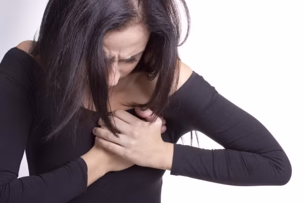Sốt do viêm tuyến vú. Dù nhiễm khuẩn hay không, mẹ cũng không nên cho bé bú. Nguyên nhân do các chất hoại tử của tuyến vú bị viêm có thể làm rối loạn vi khuẩn đường ruột, hệ tiêu hóa của trẻ bị nhiễm độc.