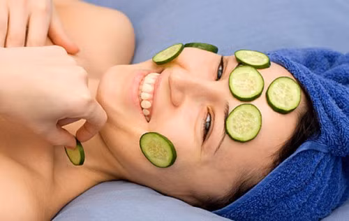 Đắp mặt nạ trị mụn quá nhiều. Nếu đắp mặt nạ trị mụn quá nhiều lần trong tuần sẽ khiến lỗ chân lông bị bí, kích thích mụn nhiều hơn. Hơn thế, không phải loại mặt nạ nào cũng phù hợp với da của bạn, vì thế hãy tham khảo lời khuyên của bác sỹ da liễu để có loại mặt nạ trị mụn phù hợp nhất với da của mình nhé.