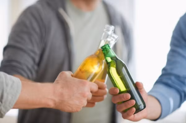 Bạn hay nhậu nhẹt. Đây là quãng thời gian vui vẻ mà bạn không tính toán tới lượng calo dư thừa trong những đồ uống có cồn bạn nạp vào. Giải pháp trong những lúc này là hãy uống rượu đỏ vì chúng không gây béo bụng.