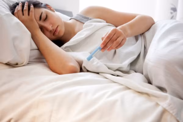 Sốt do virus hoặc nhiễm khuẩn nặng. Nếu bị sốt do virus hoặc nhiễm khuẩn nặng mẹ cũng không nên cho bé bú. Lúc này mầm bệnh đã vào máu, di chuyển đến tuyến vú và hoàn toàn có thể đi vào sữa mẹ, sẽ gây những triệu chứng khó chịu cho bé. Ngoài ra, các mầm bệnh lây truyền qua đường hô hấp như virus cúm, virus corona sẽ lây cho bé nếu mẹ sờ hoặc hôn bé.